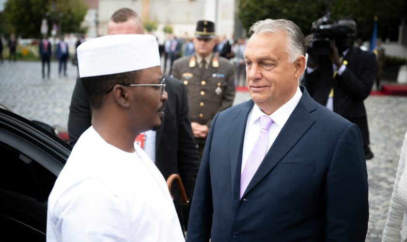 Le Premier ministre hongrois Viktor Orban et le président tchadien Mahamat Idriss Deby Itno lors d'une cérémonie de bienvenue sur la place St Gyorgy, le 9 septembre, à Budapest.