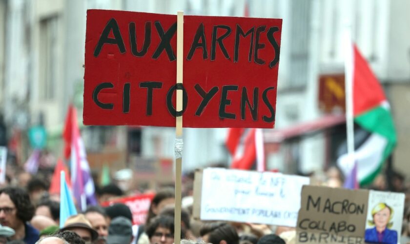 Manifestation à Paris "contre le coup de force de Macron" après la nomination de Michel Barnier à Matignon, le 7 septembre 2024