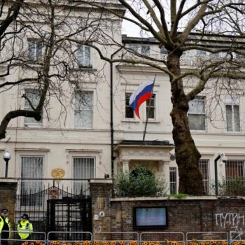 Dans l’école russe de Londres, où les élèves “apprennent l’utilisation d’une kalachnikov”