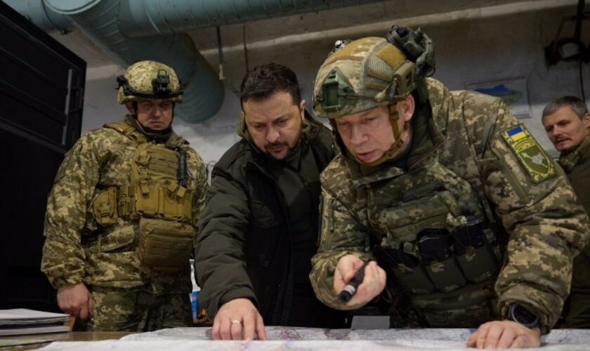 Le président ukrainien Volodymyr Zelensky et le colonel général Oleksandre Syrsky dans un poste de commandement de l'armée ukrainienne à Kupiansk, dans la région de Kharkiv, le 30 novembre 2023