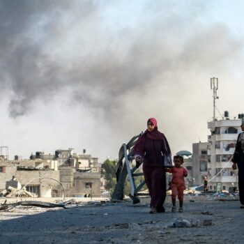 Une colonne de fumée s'élève à Khan Younès, dans le sud de la bande de Gaza, après une frappe israélienne le 8 septembre 2024