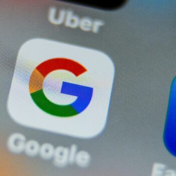 Le moteur de recherche représente 90% de ce marché aux États-Unis et dans le monde entier, notamment grâce aux recherches sur les smartphones, essentiellement des iPhone (Apple) et des téléphones opérés par Android (Google)