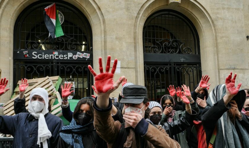 Le symbole des "mains rouges", utilisé par les étudiants de Sciences Po Paris, vendredi 26 avril 2024.