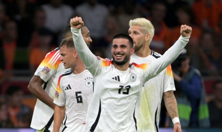 Spiel gedreht – Deutschland führt zur Pause in Holland