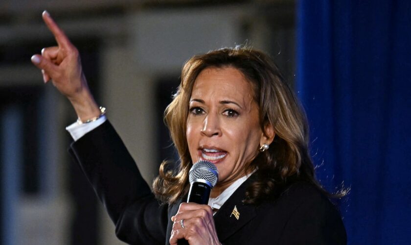 La vice-présidente américaine et candidate démocrate à la présidentielle Kamala Harris s'exprime lors d'une soirée de surveillance après un débat présidentiel avec l'ancien président américain et candidat républicain à la présidentielle Donald Trump au Cherry Street Pier à Philadelphie, Pennsylvanie, le 10 septembre 2024. (Photo de Jim WATSON / AFP)