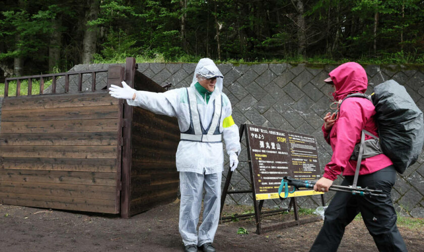 Au Mont Fuji, la fréquentation diminue, freinée par les mesures contre le surtourisme