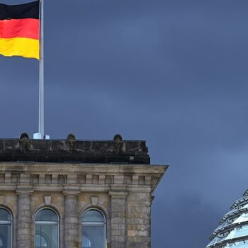 L'Allemagne s'enfonce dans la récession en 2023, avec un recul prévu du PIB de 0,6%, selon les cinq principaux instituts économiques du pays.