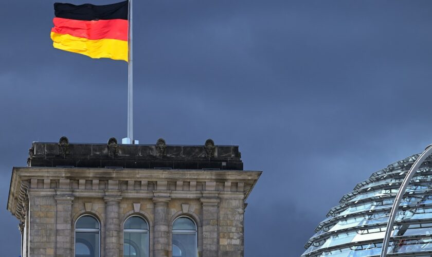 L'Allemagne s'enfonce dans la récession en 2023, avec un recul prévu du PIB de 0,6%, selon les cinq principaux instituts économiques du pays.