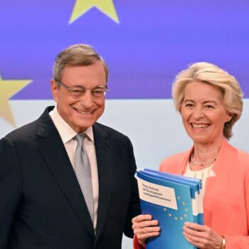 L'ancien Premier ministre et économiste italien Mario Draghi (à gauche) et la présidente de la Commission européenne Ursula von der Leyen posent ensemble lors d'une conférence de presse sur l'avenir de la compétitivité européenne, au siège de l'UE à Bruxelles le 9 septembre 2024.