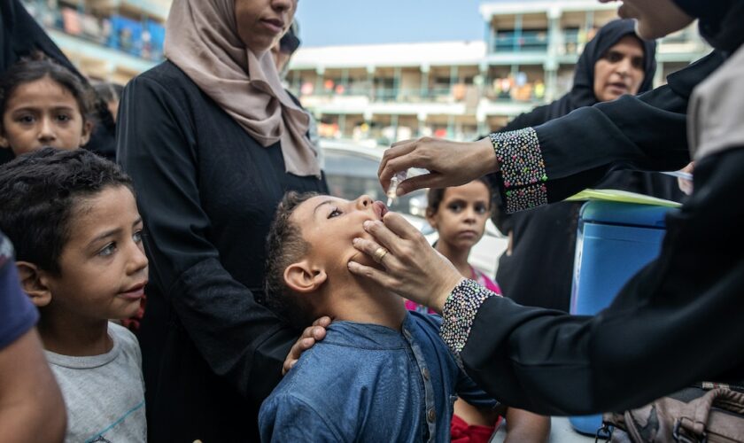 Un personnel de santé administre un vaccin anti-polio à un enfant à Khan Younès, dans le sud de la bande de Gaza, le 5 septembre 2024, sur fond de la guerre dans la bande de Gaza entre Israël et le mouvement islamiste palestinien Hamas