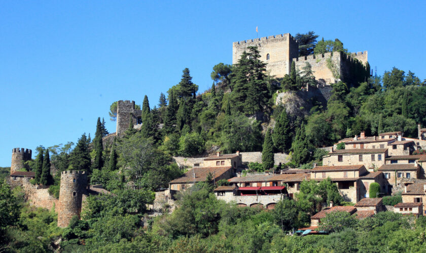 Incendie à Castelnou : menacé par les flammes, l’un des plus beaux villages de France évacué