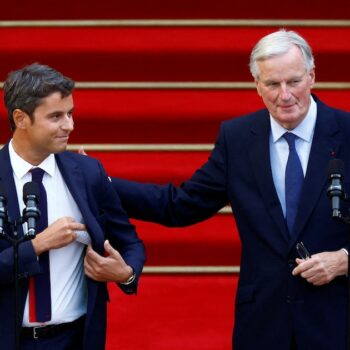 Gabriel Attal et Michel Barnier lors de la passation de pouvoirs à Matignon, le 5 septembre 2024.