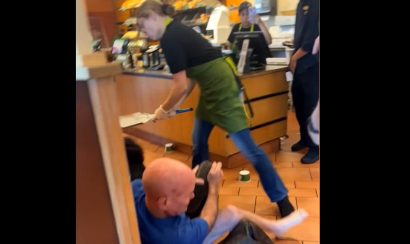 Colorado Panera Bread employee uses pan to break up wild brawl: video