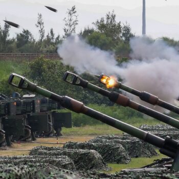 Des obusiers automoteurs américains M109 tirent des obus réels lors d'un entraînement aux munitions réelles mené par l'armée taïwanaise dans une zone côtière de Taichung, à Taiwan, le 7 août 2024