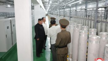 Photo non datée, publiée par l'agence de presse officielle nord-coréenne KCNA le 13 septembre 2024, montrant le leader de la Corée du Nord Kim Jong Un (en noir) en train de visiter un site d'enrichissement d'uranium, dans un lieu non précisé en Corée du Nord