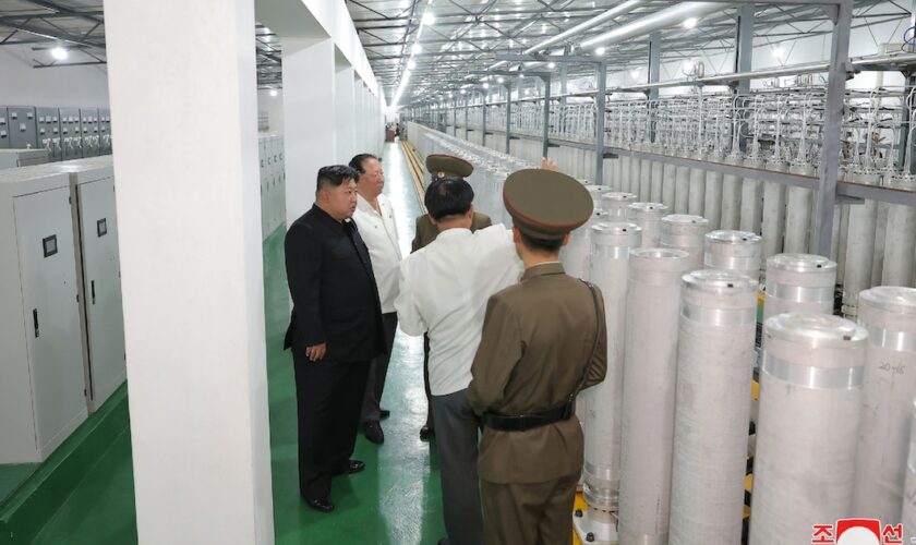 Photo non datée, publiée par l'agence de presse officielle nord-coréenne KCNA le 13 septembre 2024, montrant le leader de la Corée du Nord Kim Jong Un (en noir) en train de visiter un site d'enrichissement d'uranium, dans un lieu non précisé en Corée du Nord