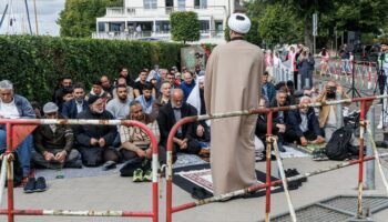 Schiiten mit Gebets-Protest gegen Schließung der Blauen Moschee