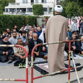 Schiiten mit Gebets-Protest gegen Schließung der Blauen Moschee