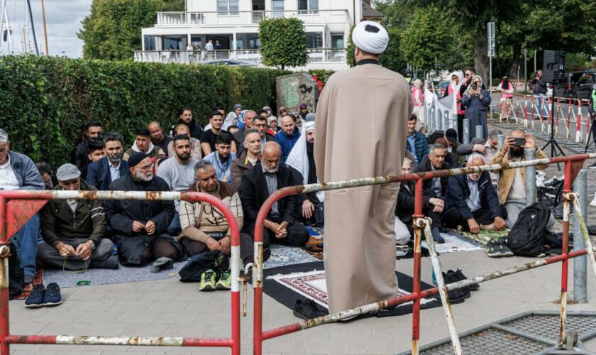 Schiiten mit Gebets-Protest gegen Schließung der Blauen Moschee