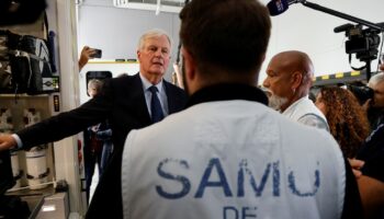 Le Premier ministre Michel Barnier (G) rencontre des agents du Samu à l'hôpital Necker, le 7 septembre 2024 à Paris