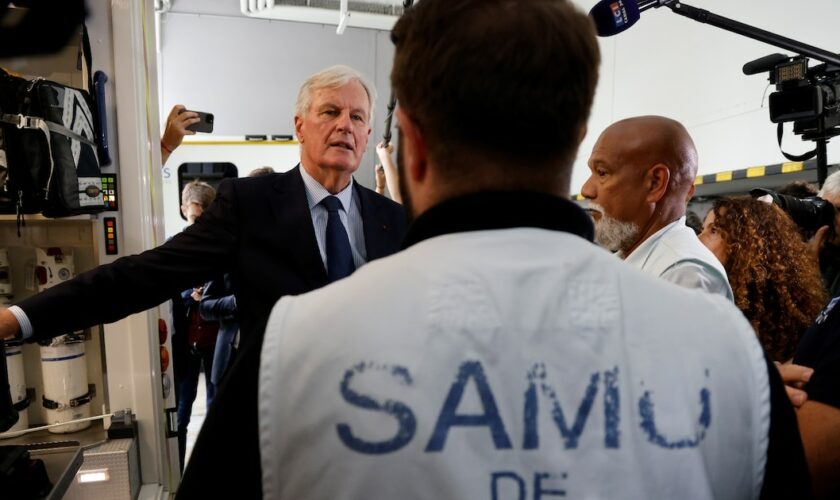 Le Premier ministre Michel Barnier (G) rencontre des agents du Samu à l'hôpital Necker, le 7 septembre 2024 à Paris