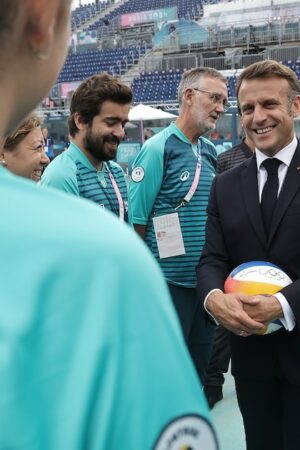 Le président Emmanuel Macron avec le patron du comité des Jeux de Tony Estanguet à Paris, le 24 juillet 2024, à quelques jours du coup d'envoi des JO