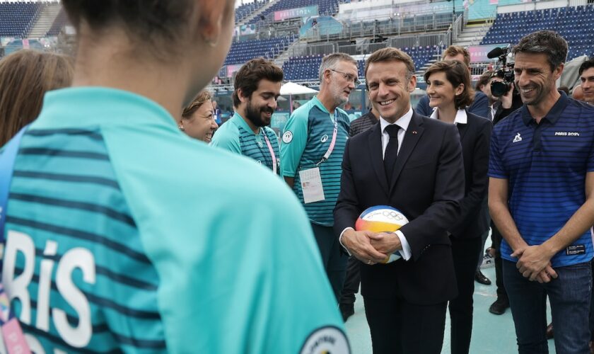 Le président Emmanuel Macron avec le patron du comité des Jeux de Tony Estanguet à Paris, le 24 juillet 2024, à quelques jours du coup d'envoi des JO