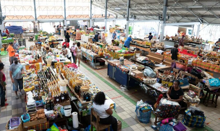 En Martinique, les manifestations contre la vie chère et les blocages de supermarchés se multiplient