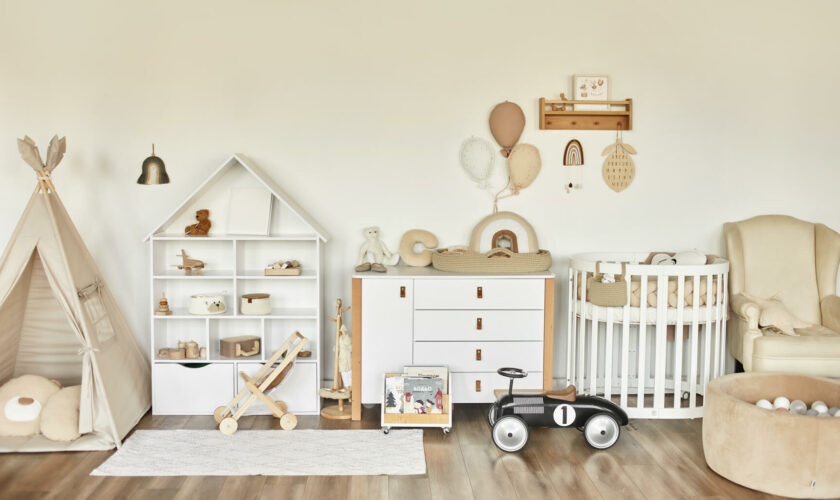 Les chambres pour bébés avec une déco 100 % beige sont partout, reste à savoir si elles sont une bonne idée