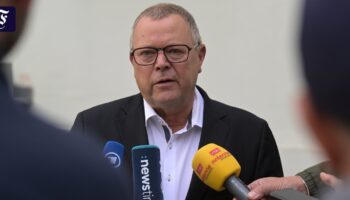 Autos des Brandenburger Innenministers mit Flüssigkeit beschmiert