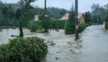 Le ruisseau Porubka est en crue dans la banlieue d'Ostrava, en République Tchèque, le 14 septembre 2024, alors que l'Europe centrale fait face à de fortes précipitations qui devraient provoquer des inondations. La tempête Boris a apporté des vents violents et des pluies exceptionnellement fortes dans certaines parties de l'Autriche, de la République tchèque, de la Hongrie, de la Roumanie et de la Slovaquie.