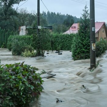 Le ruisseau Porubka est en crue dans la banlieue d'Ostrava, en République Tchèque, le 14 septembre 2024, alors que l'Europe centrale fait face à de fortes précipitations qui devraient provoquer des inondations. La tempête Boris a apporté des vents violents et des pluies exceptionnellement fortes dans certaines parties de l'Autriche, de la République tchèque, de la Hongrie, de la Roumanie et de la Slovaquie.