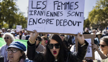 "Femme, Vie, Liberté" : des centaines de manifestants à Paris, 34 détenues en grève de la faim en Iran