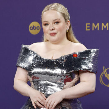 Emmy Awards : Nicola Coughlan, la star de « Bridgerton » a fait sensation avec une robe-armure