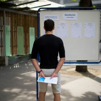 Le taux annuel de sortants sans diplôme (en ne tenant pas compte du brevet des collèges), a baissé de 3 points entre 2011 et 2015, pour atteindre 13%