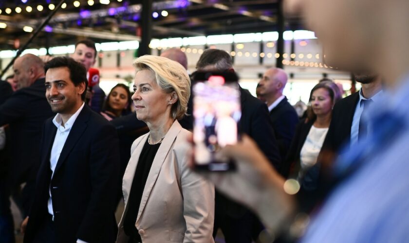 La présidente de la Commission européenne Ursula von der Leyen (d) et le secrétaire général de Renaissance, Stéphane Séjourné (g) arrivent au "campus européen" de Renaissance, le 7 octobre 2023 à Bordeaux