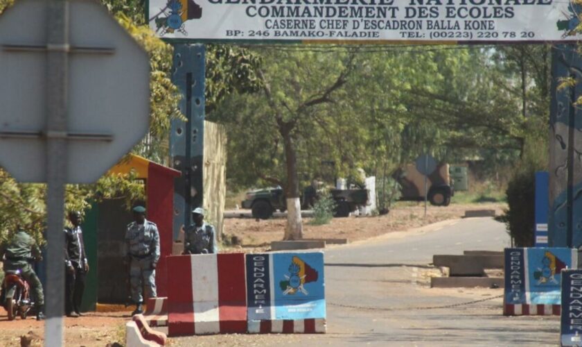 Au Mali, attaque contre un camp militaire, tirs et explosions à Bamako