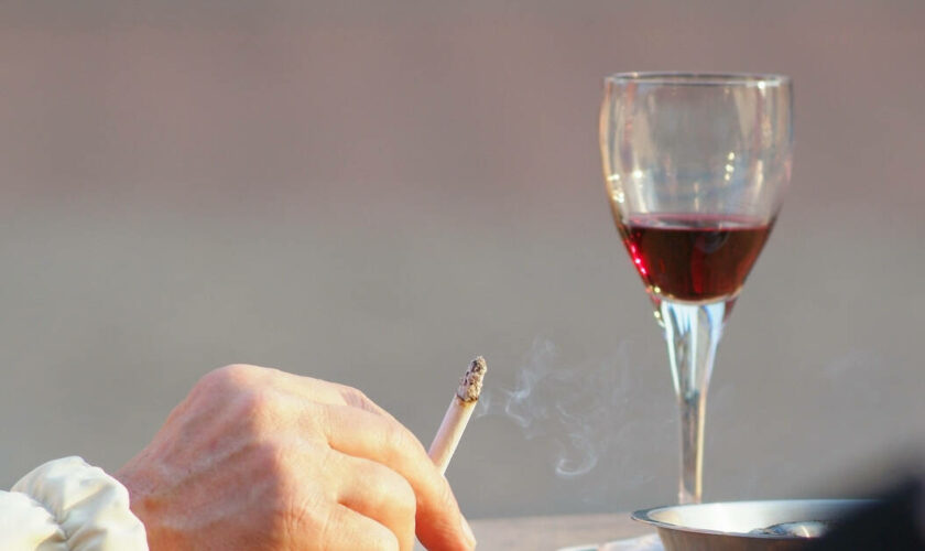 Fin de la cigarette sur les terrasses des bars ou devant les bureaux : ce que l’on sait du projet de la Commission européenne