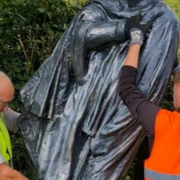 Dans le fief bourguignon d’Emmaüs, une statue de l’abbé Pierre déboulonnée