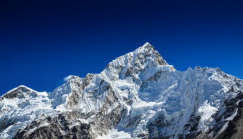 Atteindre l'Everest, c'est devenu trop facile ? Inoxtag critiqué par les alpinistes