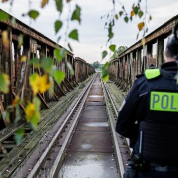 Des agents de la police fédérale surveillent un itinéraire fréquemment emprunté par les migrants pour franchir la frontière près de Forst, dans l'est de l'Allemagne, le 11 octobre 2023 lors d'une patrouille près de la frontière avec la Pologne