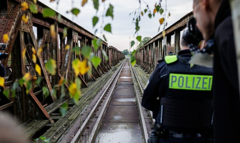 Des agents de la police fédérale surveillent un itinéraire fréquemment emprunté par les migrants pour franchir la frontière près de Forst, dans l'est de l'Allemagne, le 11 octobre 2023 lors d'une patrouille près de la frontière avec la Pologne