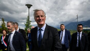 Le Premier ministre Michel Barnier (c) après une viste à l'Institut national de l'énergie solaire (Ines) au Bourget-du-Lac, le 12 septembre 2024 en Savoie