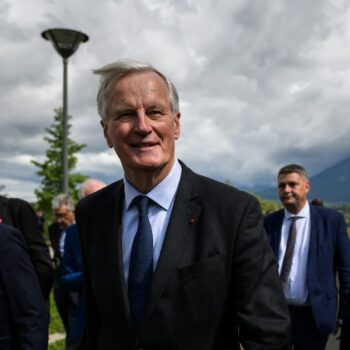 Le Premier ministre Michel Barnier (c) après une viste à l'Institut national de l'énergie solaire (Ines) au Bourget-du-Lac, le 12 septembre 2024 en Savoie