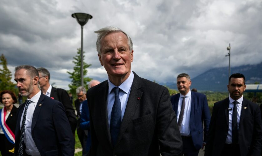 Le Premier ministre Michel Barnier (c) après une viste à l'Institut national de l'énergie solaire (Ines) au Bourget-du-Lac, le 12 septembre 2024 en Savoie