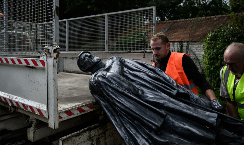 Une statue de l’abbé Pierre déboulonnée dans un fief d’Emmaüs