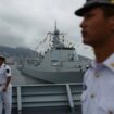 Des marins chinois à bord du Yinchuan, un destroyer de type 052D de la marine de l'Armée populaire de libération (APL), surveillent les visiteurs tandis que le destroyer de type 052C de la marine de l'APL Jinan (C, arrière-plan) est exposé au public à la base navale de Ngong Shuen Chau à Stonecutters.