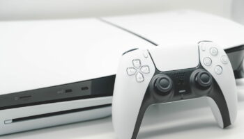 La PS5 se vendrait deux fois plus que la Xbox Series, mais ce n'est guère une surprise