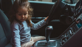 Une fillette américaine de 8 ans conduit le SUV de ses parents pour aller au supermarché