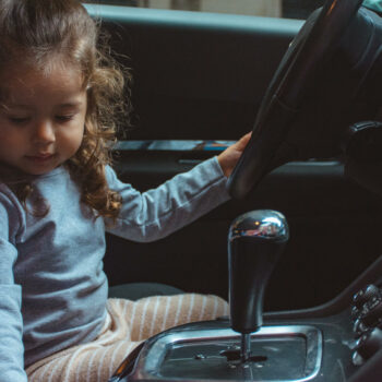 Une fillette américaine de 8 ans conduit le SUV de ses parents pour aller au supermarché